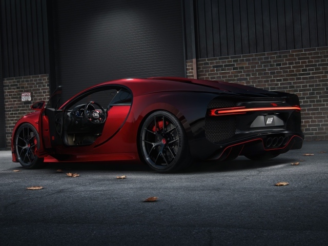 Красный дорогой автомобиль Bugatti Chiron вид сзади