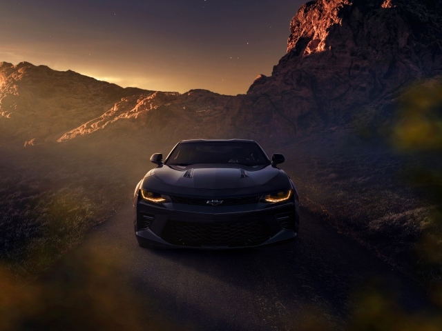 Автомобиль Chevrolet Camaro SS в горах