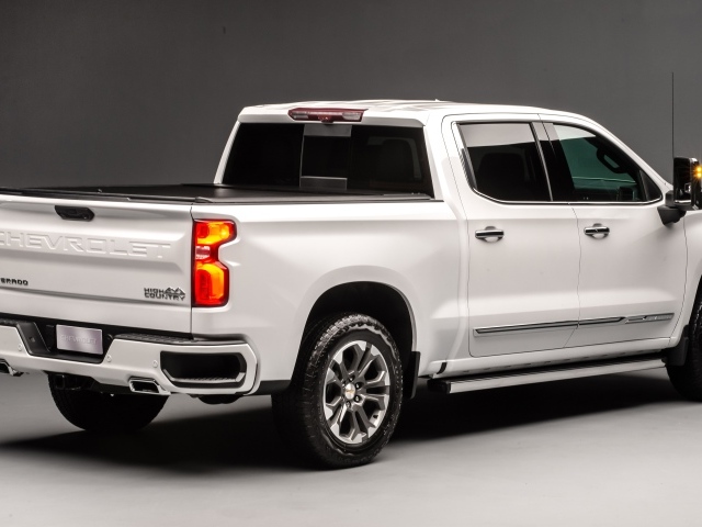 Автомобиль Chevrolet Silverado вид сзади на сером фоне