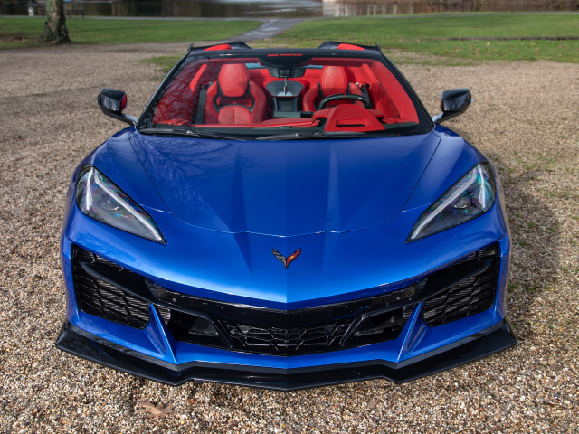 Вид спереди на синий автомобиль Chevrolet Corvette Stingray Convertible Z06