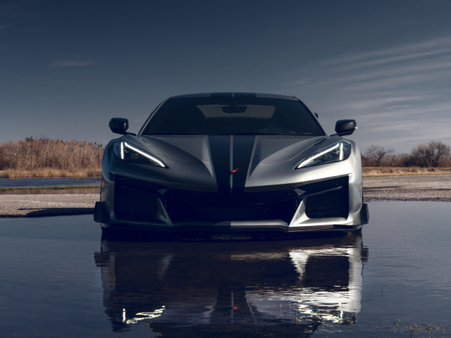 Вид спереди на автомобиль Chevy Corvette Z06