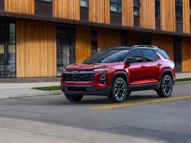 Красный автомобиль Chevrolet Equinox RS 2025 года