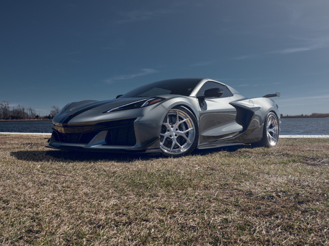 Серебристый автомобиль Chevy Corvette Z06