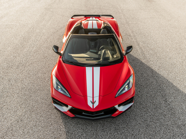 Вид сверху на гоночный автомобиль Chevrolet Corvette Stingray H700 Convertible 2024 года