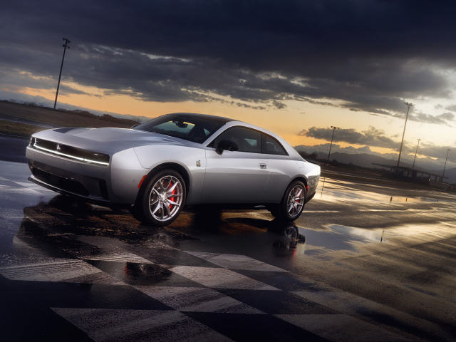 Автомобиль Dodge Charger Daytona Scat Pack 2024 года на мокром асфальте