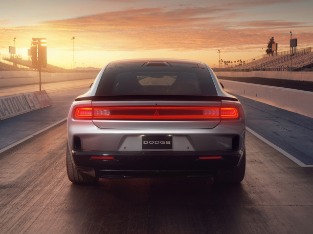 Вид сзади на автомобиль Dodge Charger Daytona Scat Pack 2024 года на закате