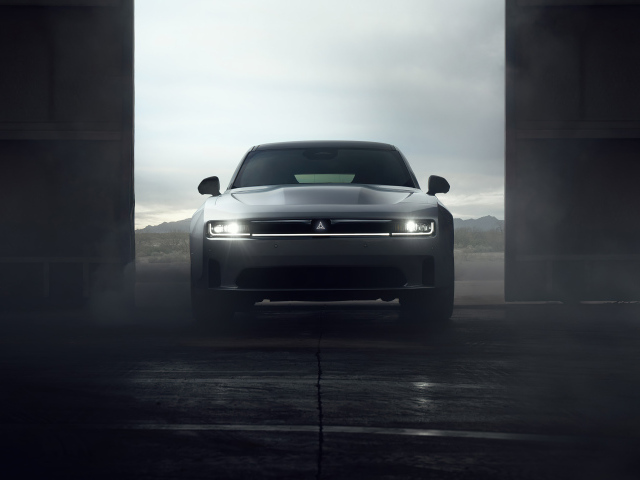 Серебристый автомобиль Dodge Charger Daytona Scat Pack 2024 года у ворот