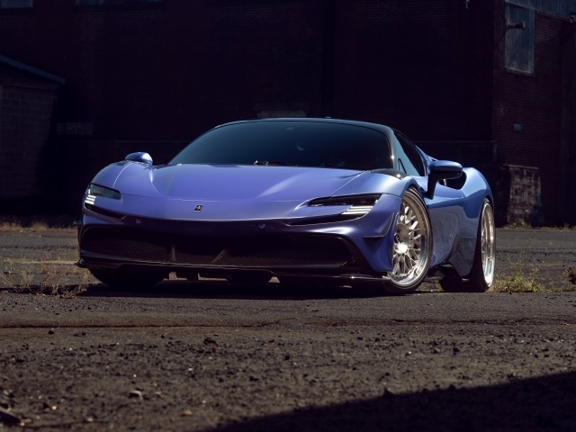 Синий автомобиль Ferrari SF90 Spider вид спереди