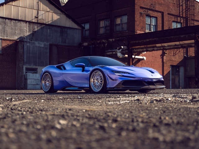 Автомобиль Ferrari SF90 Spider на фоне здания