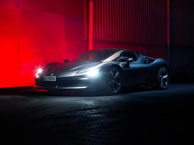 Автомобиль Ferrari SF90 Stradale с включенными фарами на красном фоне