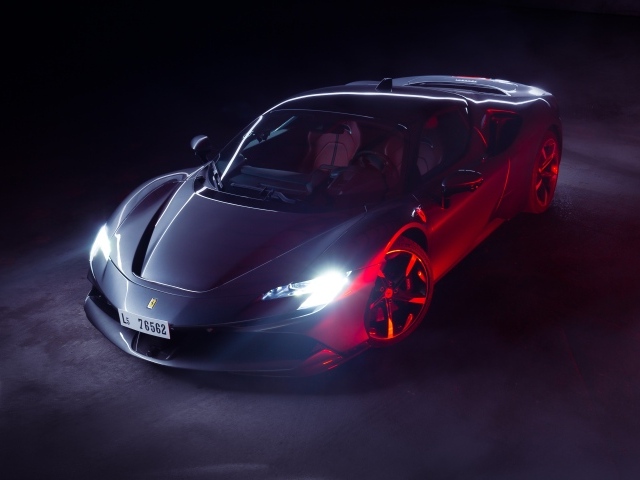 Автомобиль Ferrari SF90 Stradale с включенными фарами