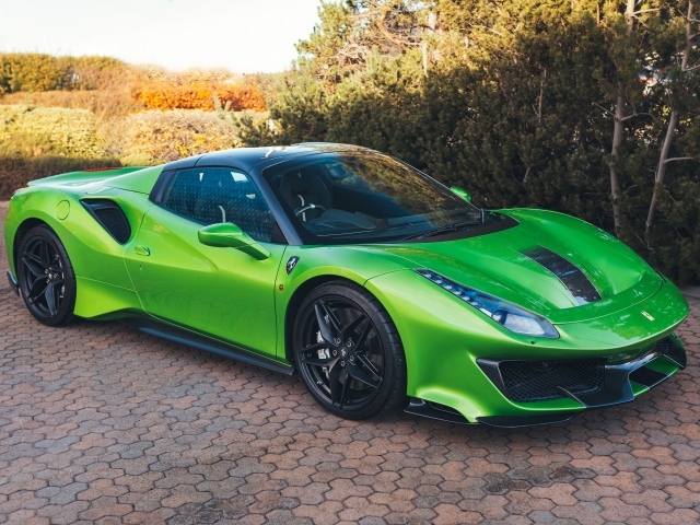 Зеленый автомобиль Ferrari 488 Pista Spider