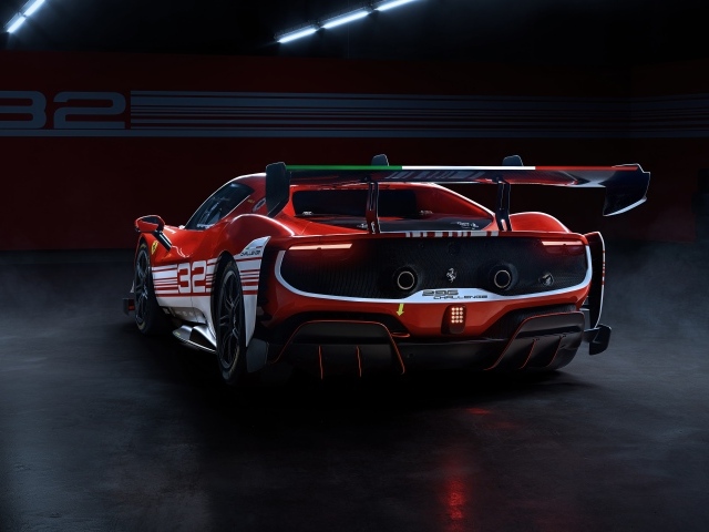 Вид сзади на спортивный автомобиль Ferrari 296 Challenge 2023