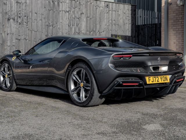 Вид сзади на автомобиль Ferrari 296 GTB