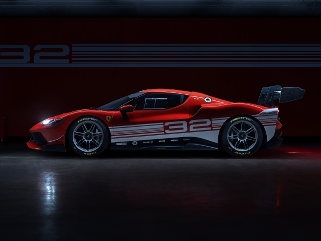 Вид сбоку на спортивный автомобиль Ferrari 296 Challenge 2023 года