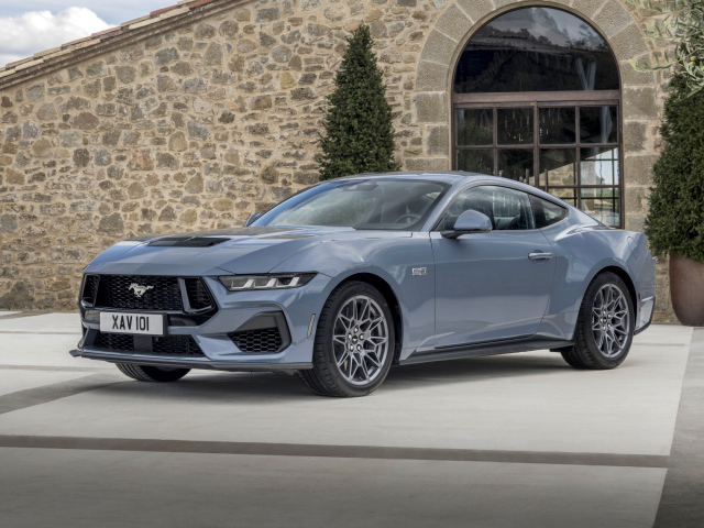 Автомобиль Ford Mustang GT 2024 года у дома