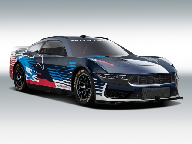 Автомобиль Ford Mustang NASCAR 2024 года на сером фоне