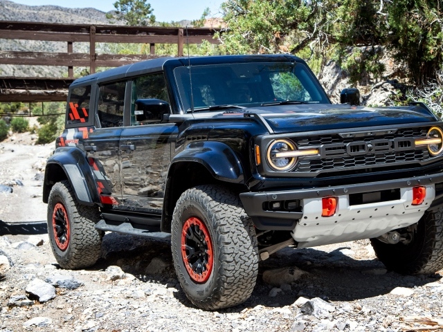 Черный джип Ford Bronco Raptor Code Orange Package 2024 года