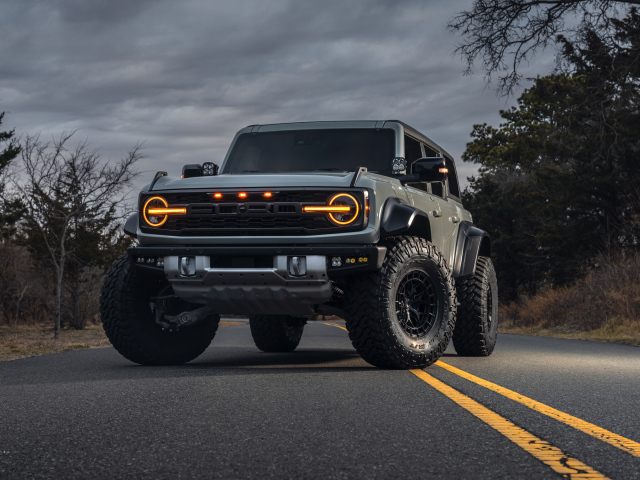 Внедорожник Ford Bronco Raptor на дороге ночью