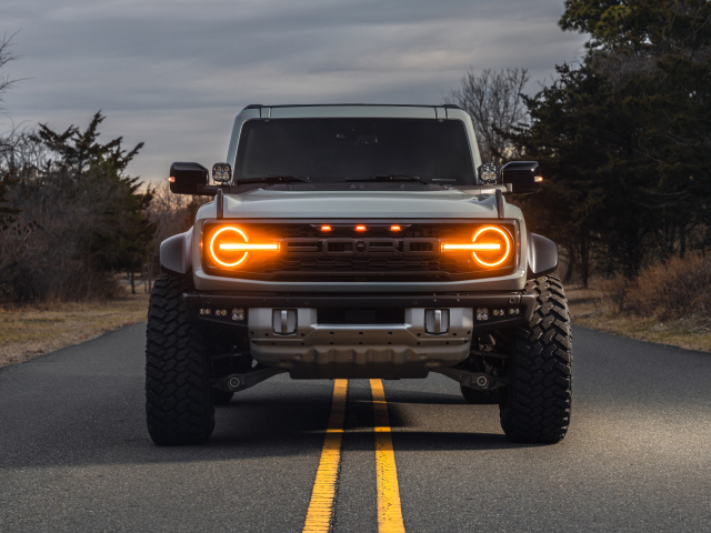 Включенные фары автомобиля Ford Bronco Raptor
