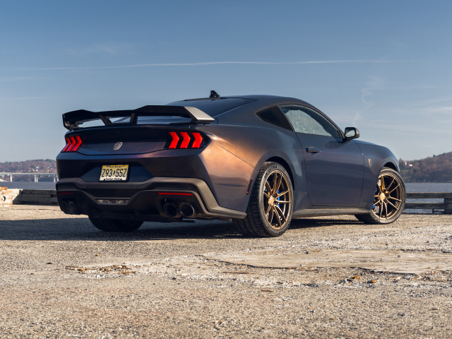 Автомобиль Ford Mustang Dark Horse вид сзади