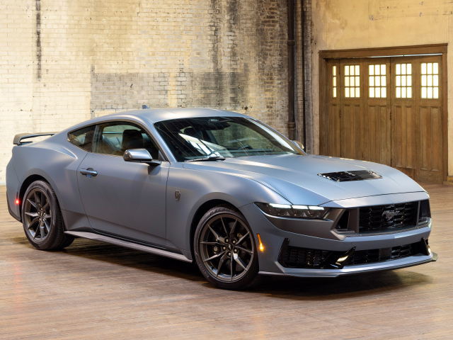 Вид спереди на автомобиль Ford Mustang Dark Horse Matte Clear Film 2024 года