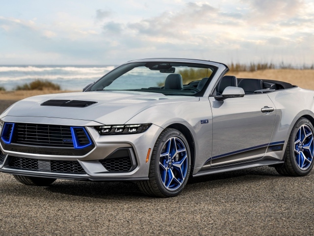 Вид  спереди на автомобиль  Ford Mustang GT California Special 2024 года