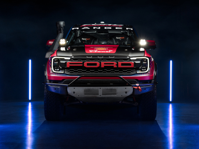 Вид спереди на гоночный Ford Ranger Raptor Race Truck 2024 года