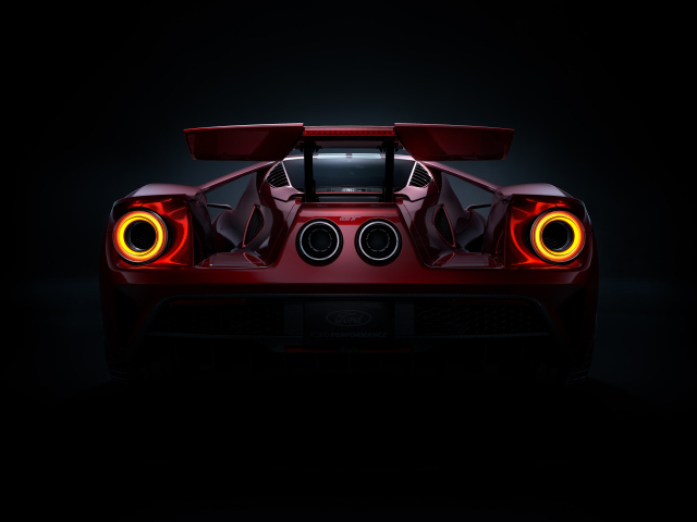 Вид сзади на автомобиль Ford GT  на черном фоне