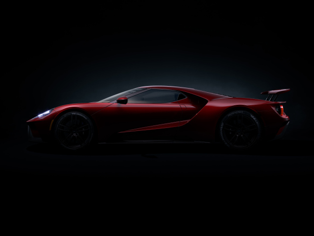 Вид сбоку на красный автомобиль Ford GT