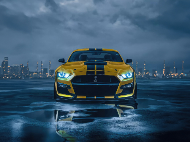 Желтый спортивный автомобиль Ford Mustang на фоне грозового неба
