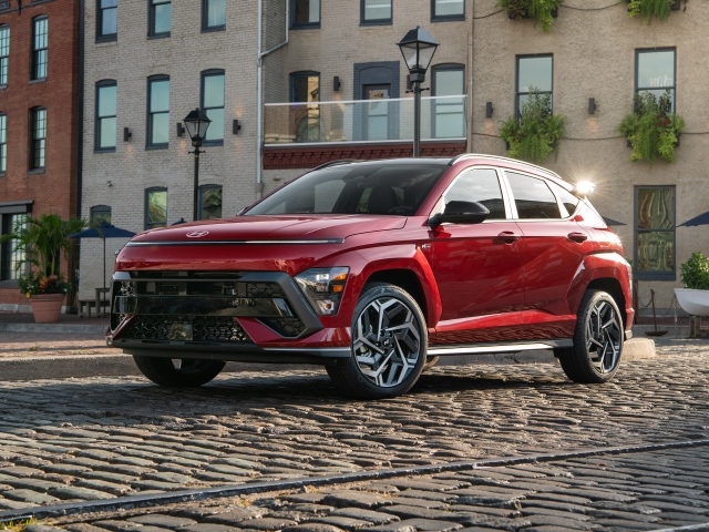 Красный автомобиль Hyundai Kona N Line 2024 года