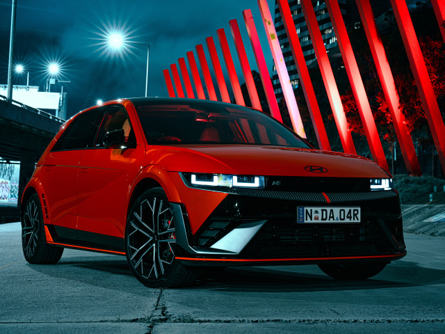 Красный автомобиль Hyundai IONIQ 5 N 2024 года