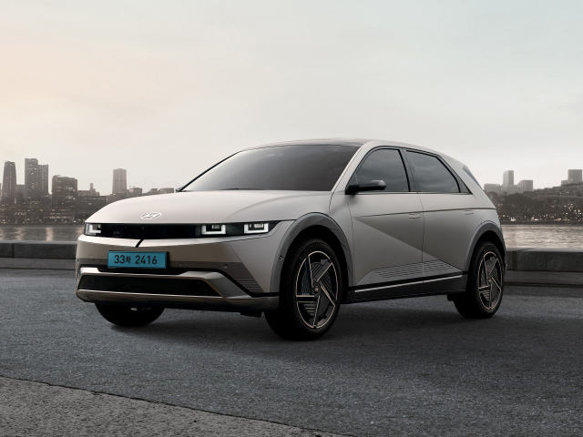 Серебристый автомобиль   Hyundai IONIQ 5 2024 года на фоне города