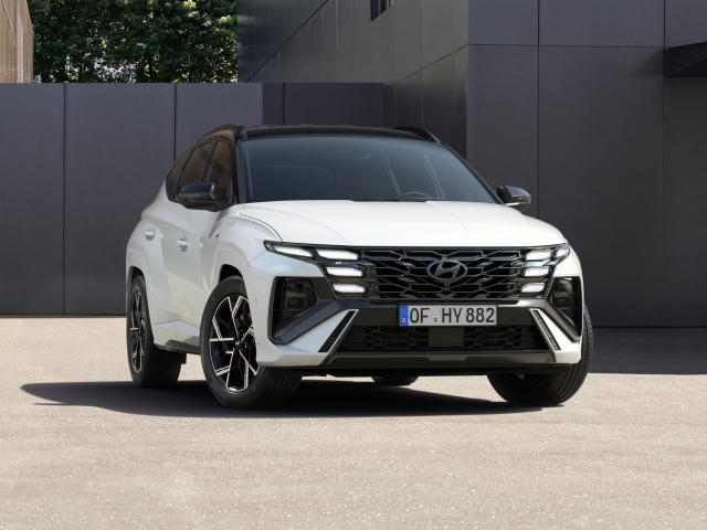 Белый автомобиль Hyundai Tucson N Line 2024 года