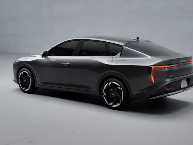 Черный автомобиль Kia K4 2025 года вид сзади