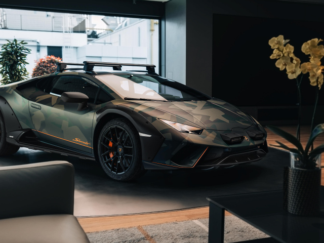 Автомобиль Lamborghini Huracán Sterrato All-Terrain Ad Personam 2024 года у ворот в здании