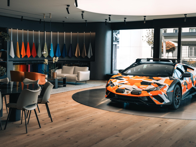 Автомобиль Lamborghini Huracán Sterrato All-Terrain Ad Personam 2024 года в гараже