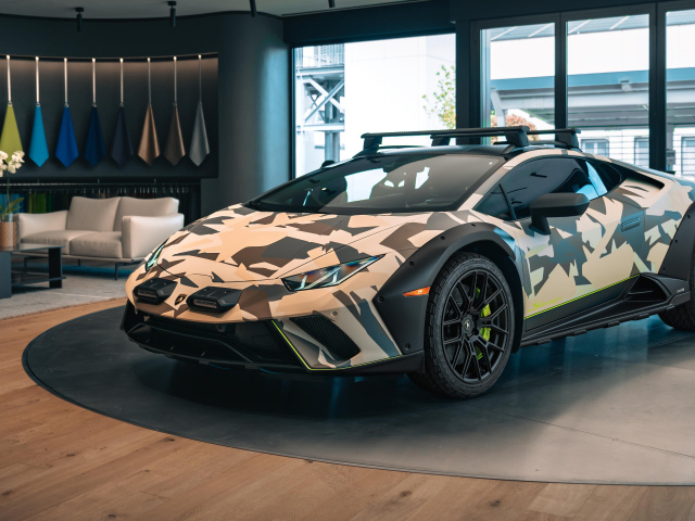 Автомобиль  Lamborghini Huracán Sterrato All-Terrain Ad Personam 2024  года в доме
