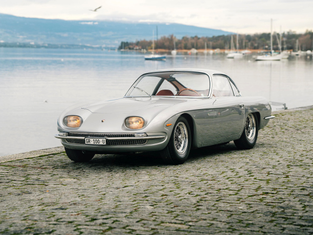 Вид спереди на автомобиль Lamborghini 350 GT у воды