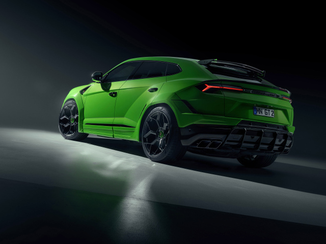Зеленый автомобиль Lamborghini Urus  вид сзади