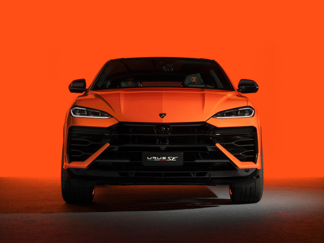 Автомобиль  Lamborghini Urus SE Plug-In Hybrid вид спереди
