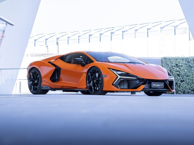 Оранжевый автомобиль Lamborghini Revuelto