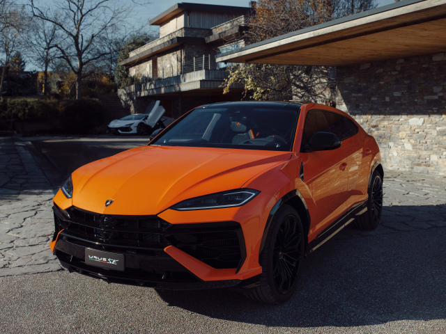 Оранжевый внедорожник Lamborghini Urus SE Plug-In Hybrid