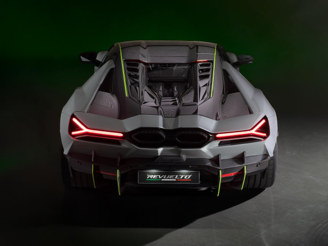 Вид сзади на автомобиль Lamborghini Revuelto At Lamborghini Arena 2024