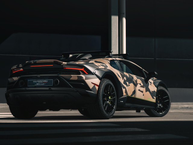 Вид сзади на автомобиль Lamborghini Huracán Sterrato All-Terrain Ad Personam 2024 года