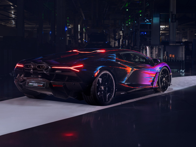 Вид сзади на автомобиль Lamborghini Revuelto Opera Unica