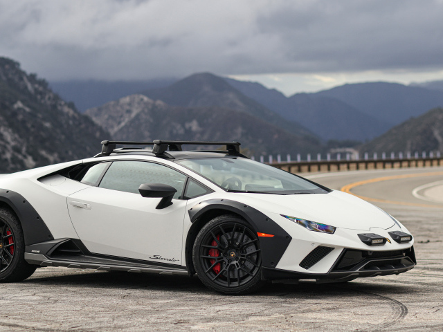 Белый автомобиль Lamborghini Huracán Sterrato  2024 года