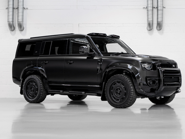 Большой черный автомобиль Land Rover Defender Widetrack 2024 года