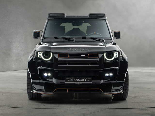 Вид спереди на черный автомобиль Mansory Land Rover Defender 110 Black Edition 2024 года